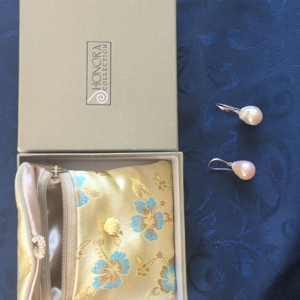 Women's earrings